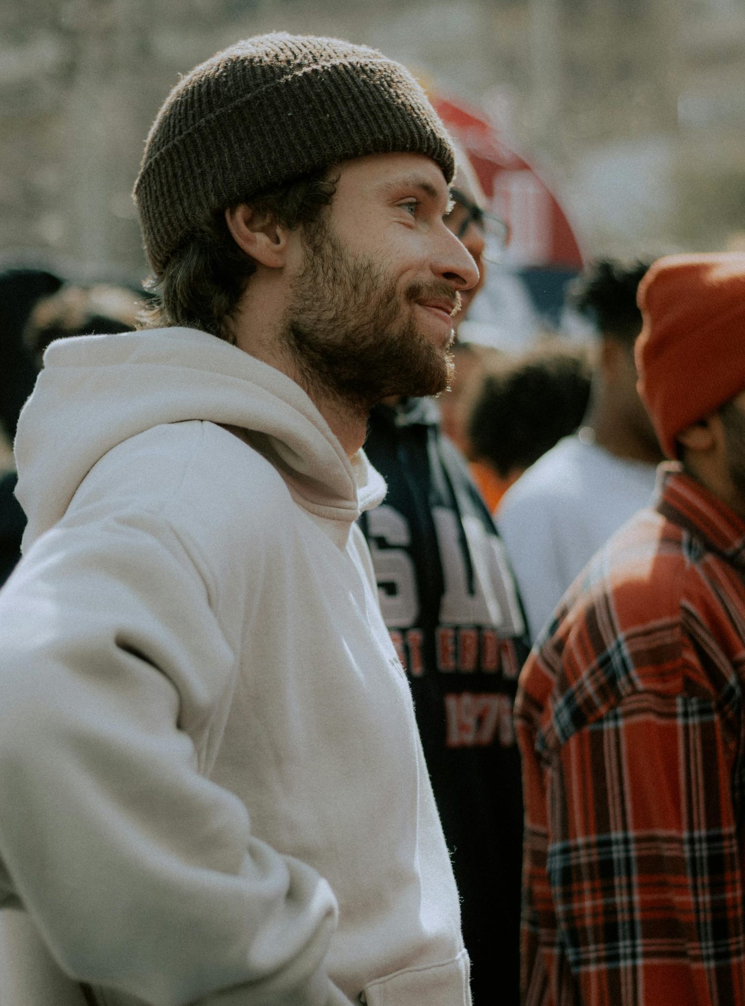 Stilingas vyras vilkintis modernų, kokybišką džemperį miesto aplinkoje.